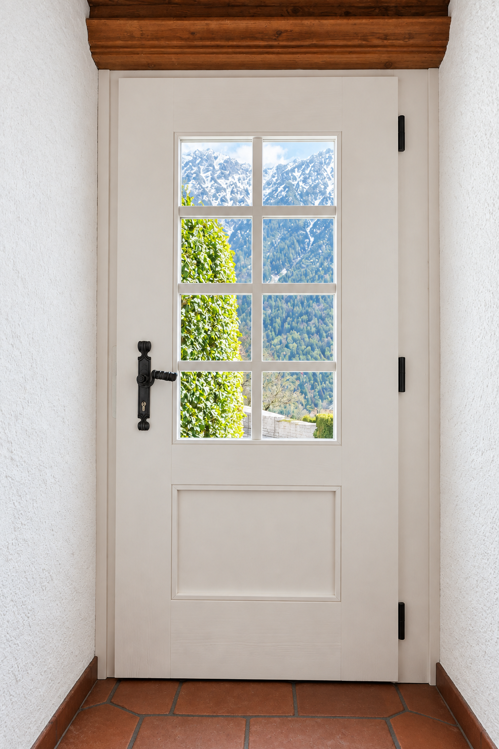 Weiße Glastür mit Bergblick