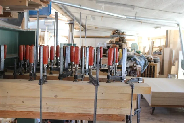 Fertigung von Holzbauteilen mit Zwingen