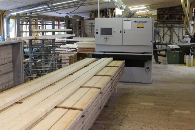 Holzbearbeitung und Zuschnitt in der Werkstatt