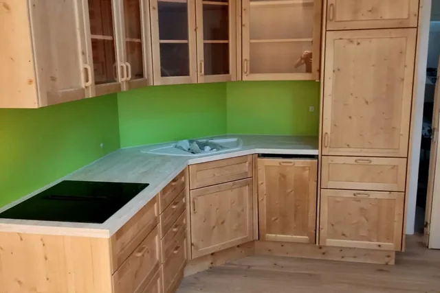 Eckküche aus Holz während der Montage