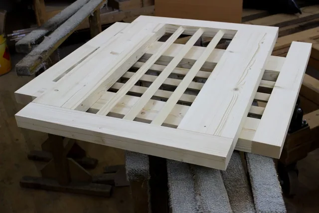 Holzbauteil mit Sprossenfüllung