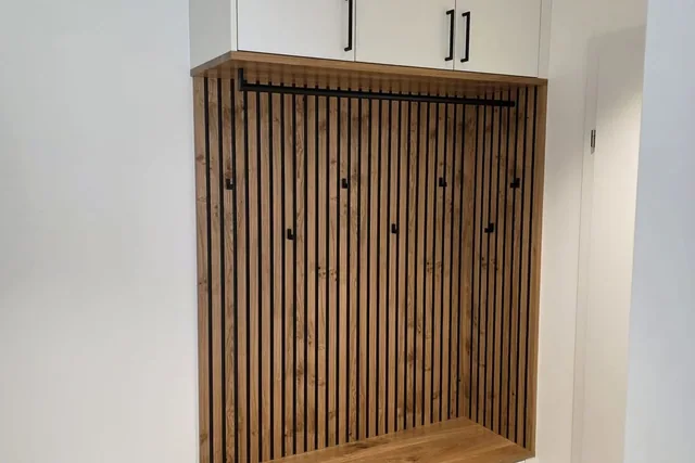 Garderobe mit Holzlamellen und Ablage
