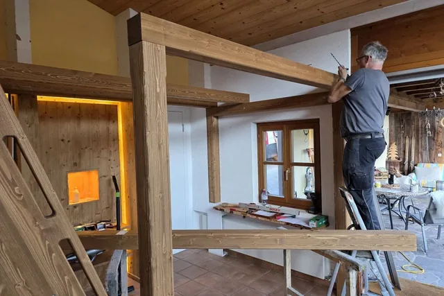 Montage einer Holzkonstruktion im Innenraum
