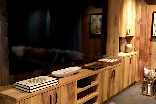 Wohnwand aus Holz mit Fernsehbereich