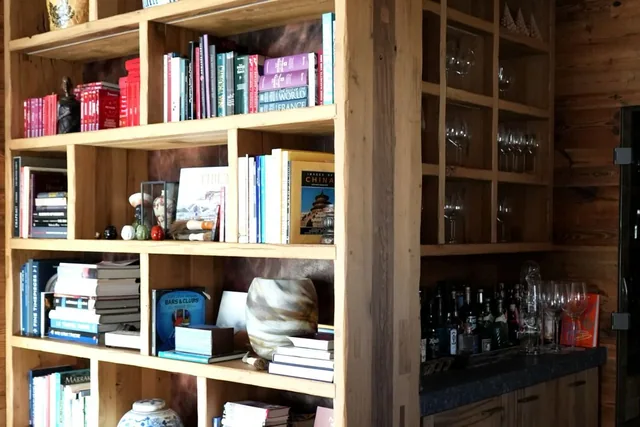 Holzregal für Bücher und Geschirr