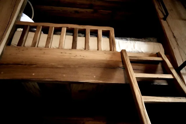 Holzbett mit Leiter und Absturzsicherung