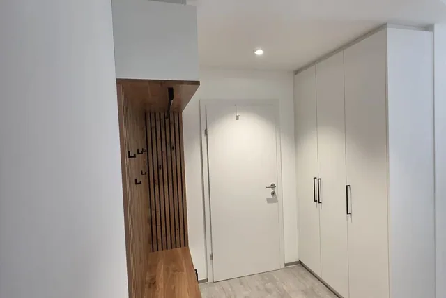 Weiße Garderobe mit Sitznische