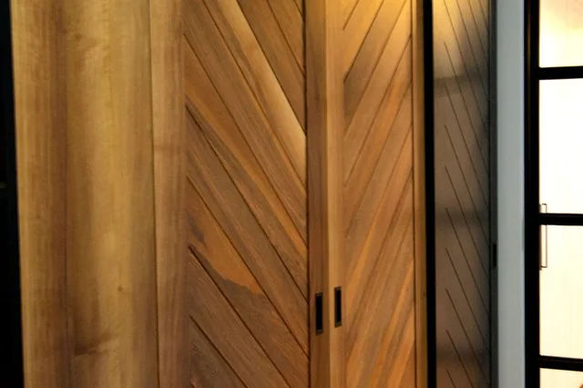 Schranktüren mit diagonaler Holzmaserung