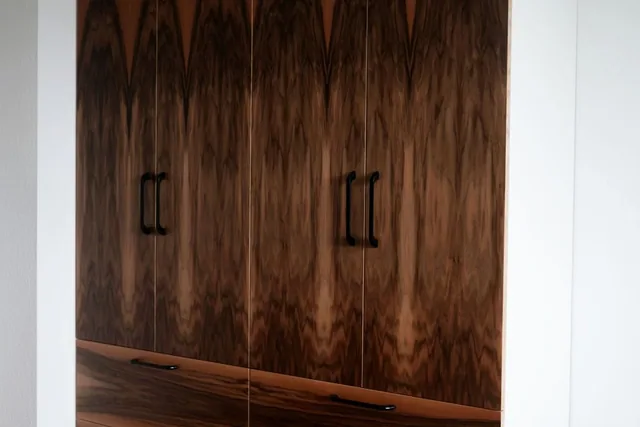 Holzschrank mit Spitzbogenornamenten