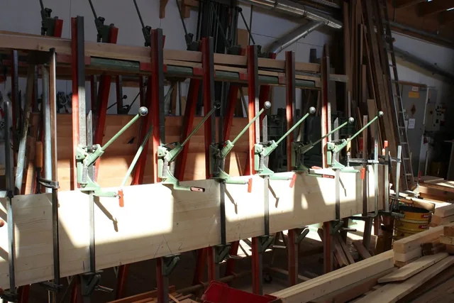 Holzbauteile beim Verleimen