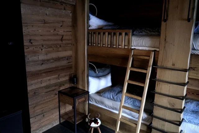Etagenbett im Holzinterieur