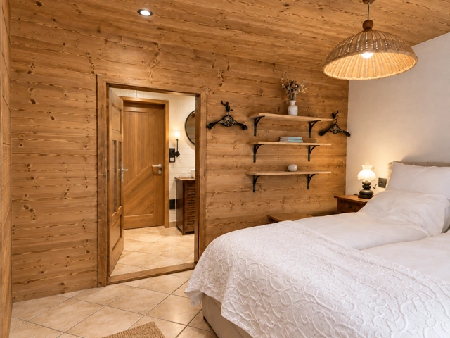 Schlafzimmer mit Holzwand und passender Tür