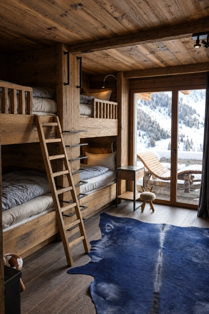 Etagenbett im Chalet mit Holzverkleidung