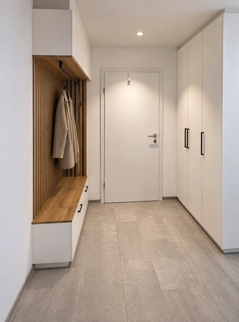 Weiße Garderobe mit Sitznische
