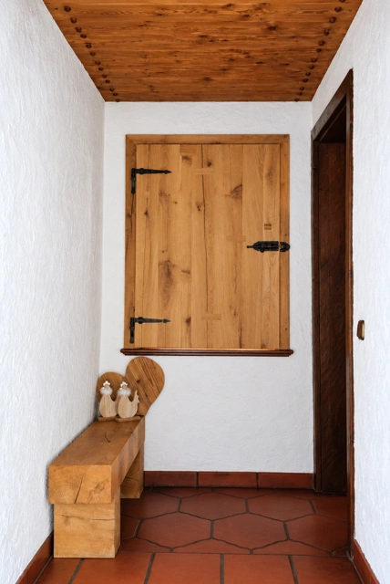 Holzfensterladen mit passender Sitzbank