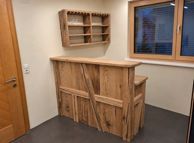 Holztheke mit passendem Wandregal