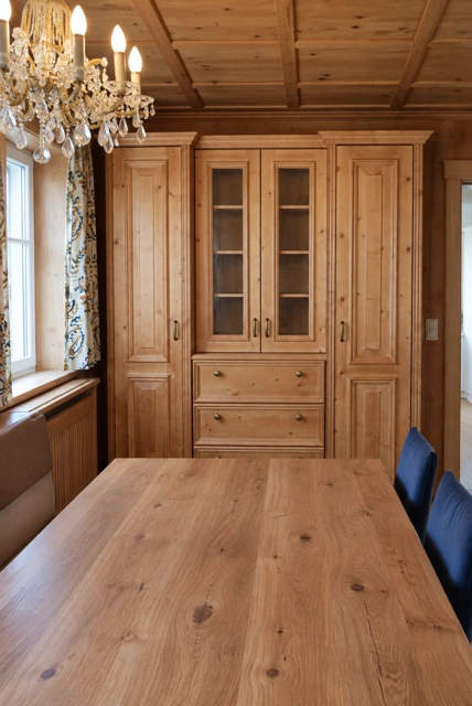 Holzschrank mit Glastüren und Schubladen