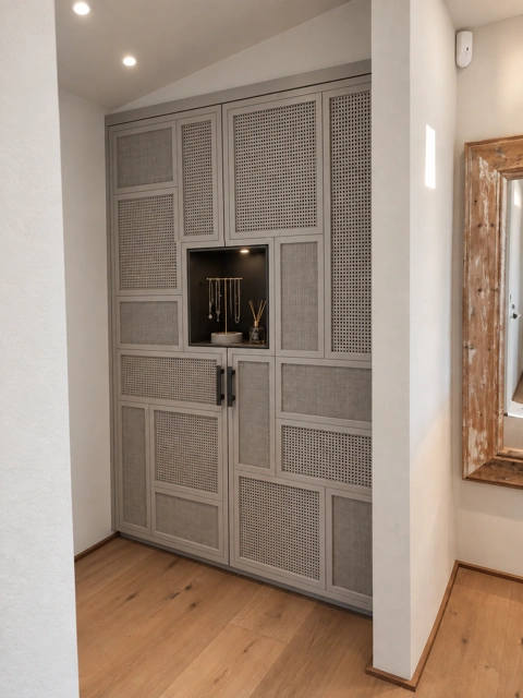 Einbauschrank mit gerahmten Fronten und offener Nische