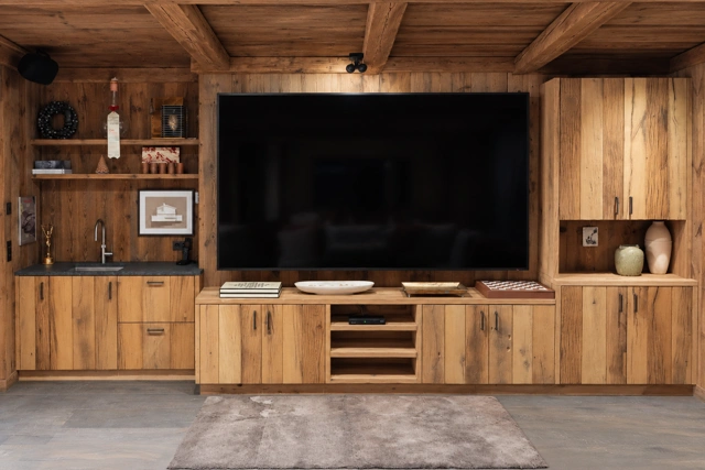 Wohnwand aus Holz mit Fernsehbereich