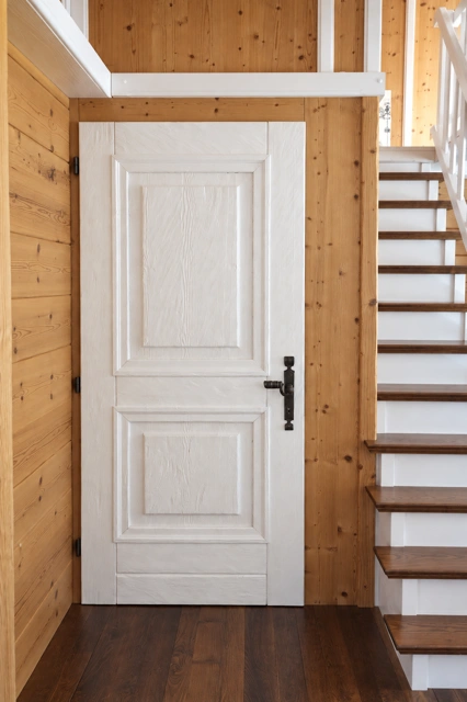Weiße Kassettentür neben der Treppe