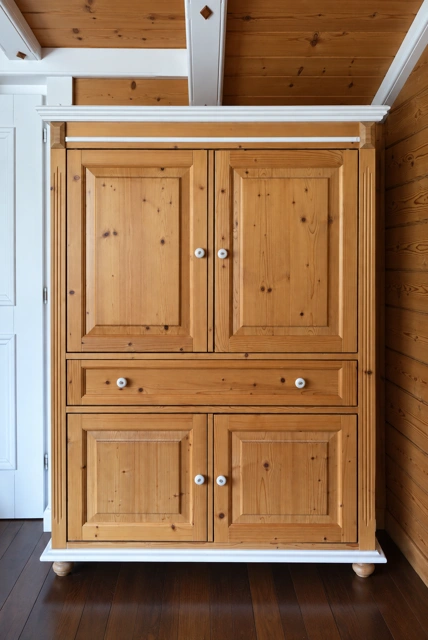Traditioneller holzschrank