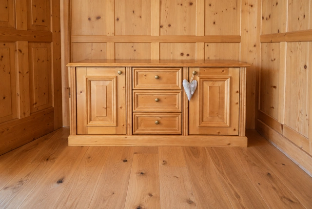 Holzkommode mit Kassettentüren und Schubladen
