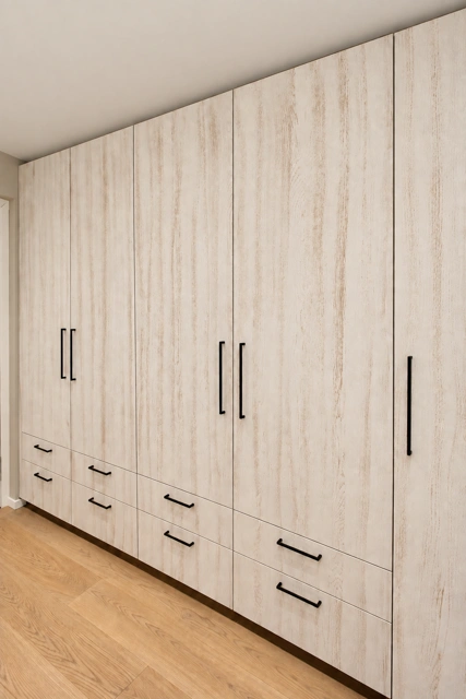 Heller Einbauschrank mit Türen und Schubladen