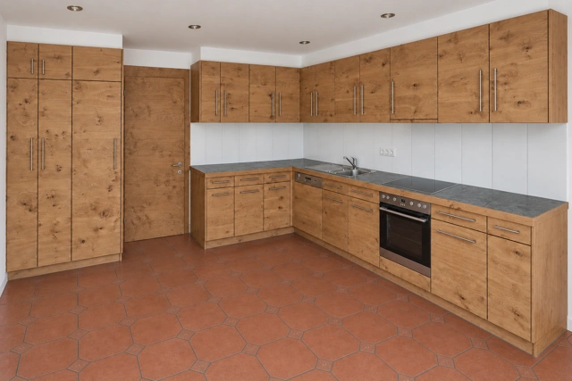 Holzküche in L-Form mit heller Rückwand