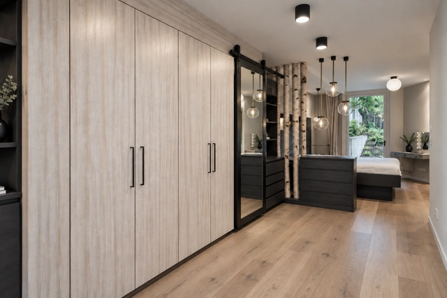 Raumhoher Einbauschrank im Wohnraum in Wien