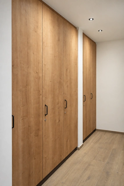 Raumhoher Einbauschrank mit Holzfronten